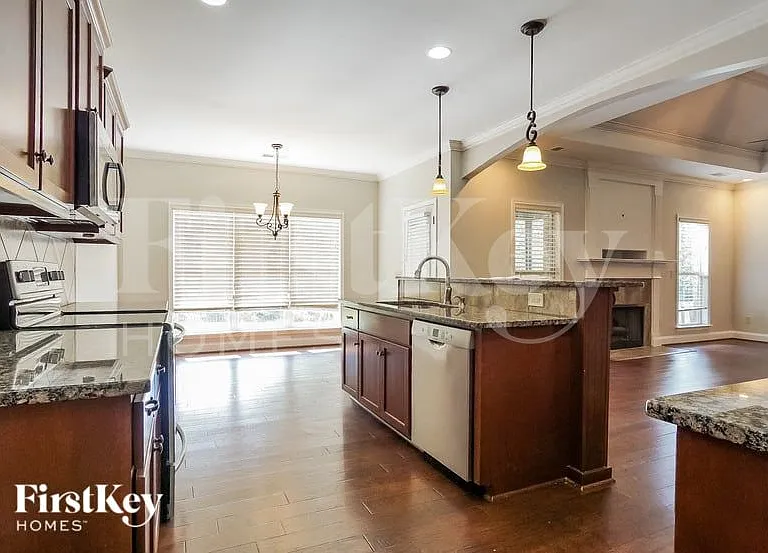 606 Park Lake Cir — Photo 6