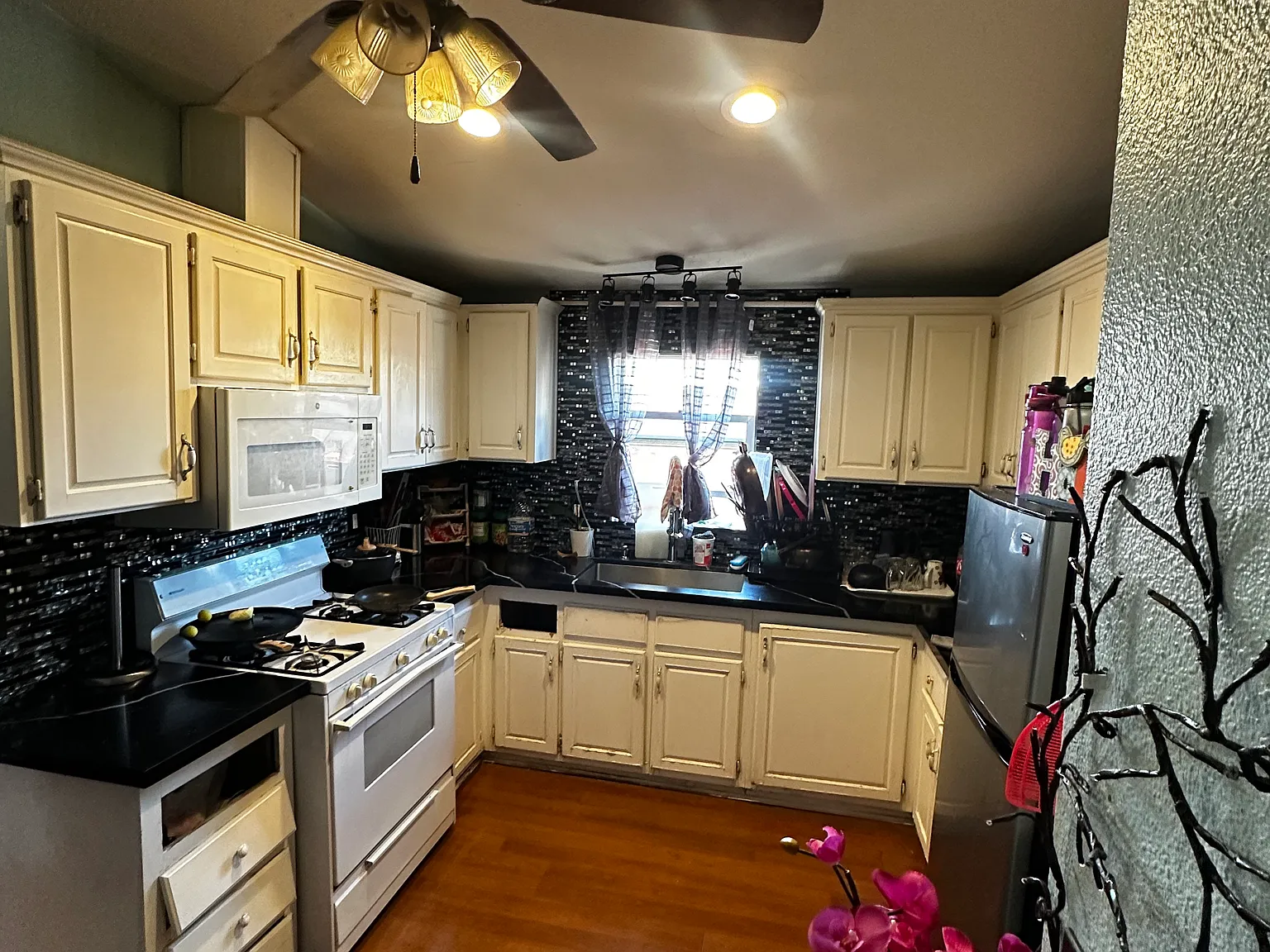 2 bed, 872 sqft, $1,300 — Photo 4