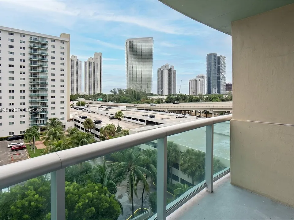 19390 Collins Ave #706