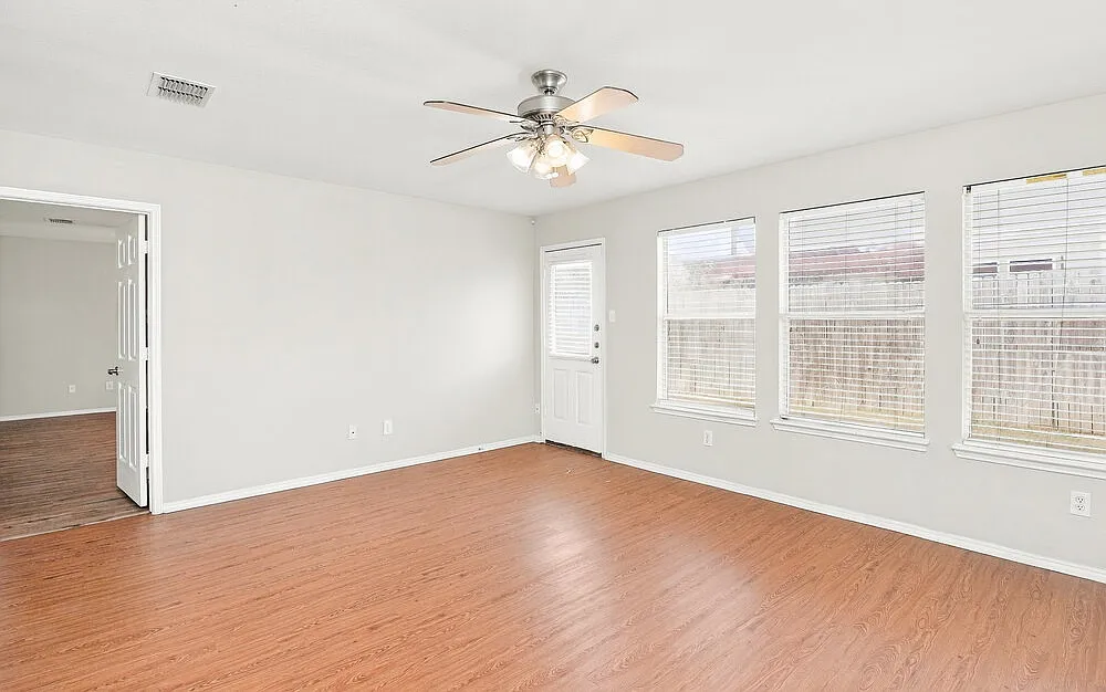 3 bed, 2.0 bath, 1477 sqft, $2,140 — Photo 4