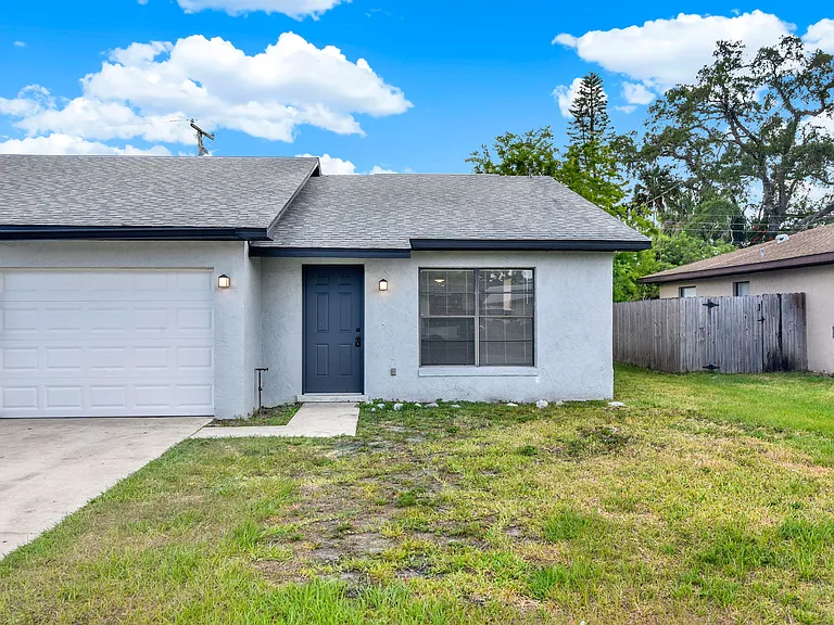 120 W Towne Pl — Photo 1