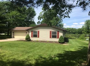 206 Lakewood Dr, Camargo, IL 61919