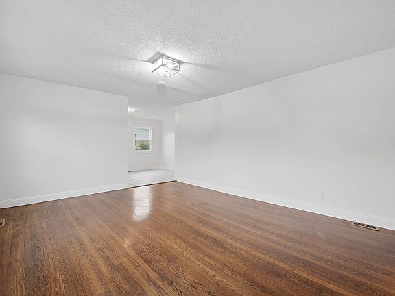 3rd image of 4620 Leslie Ln