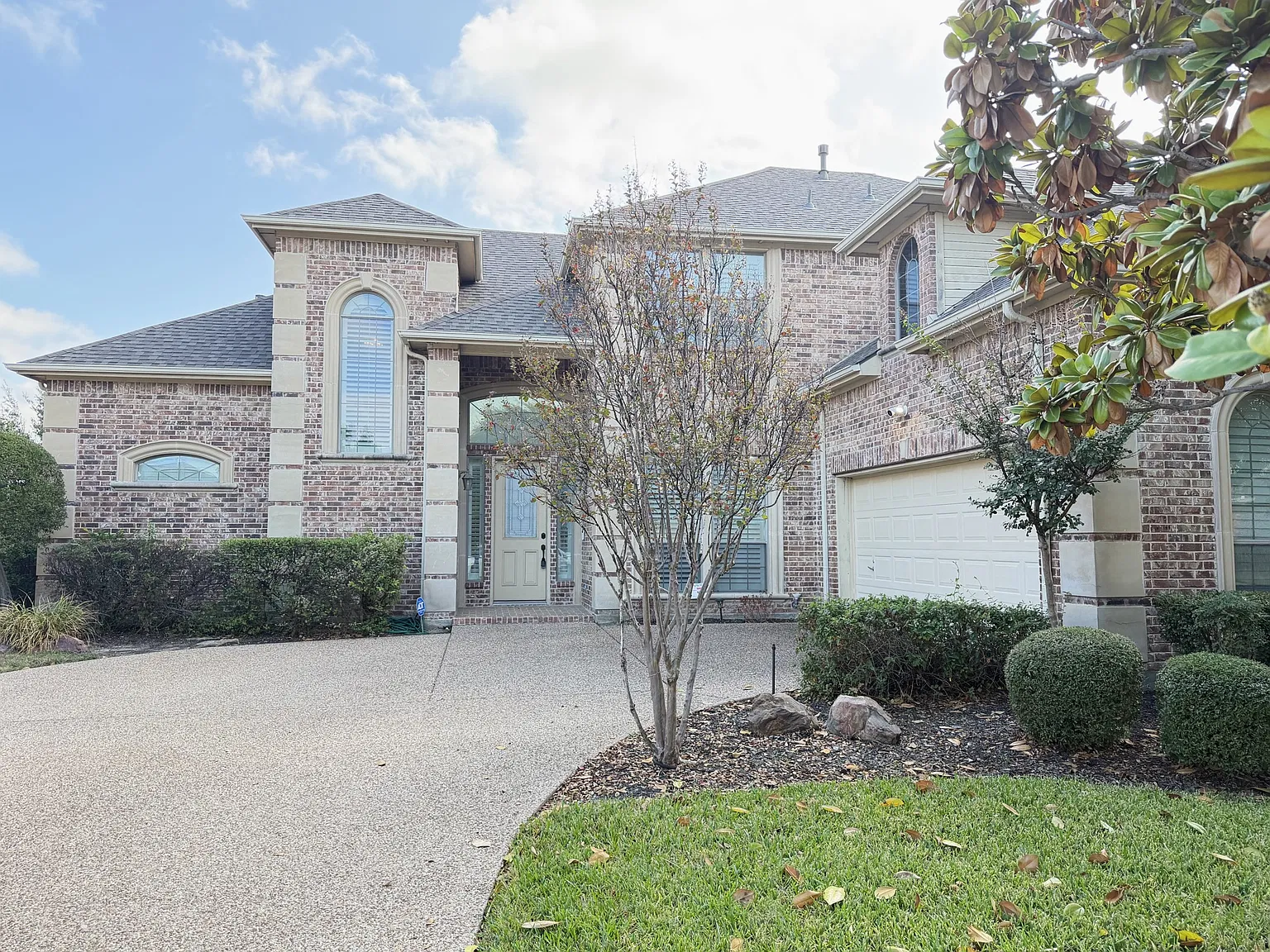 4 bed, 2.5 bath, 3092 sqft, $3,350 — Photo 1