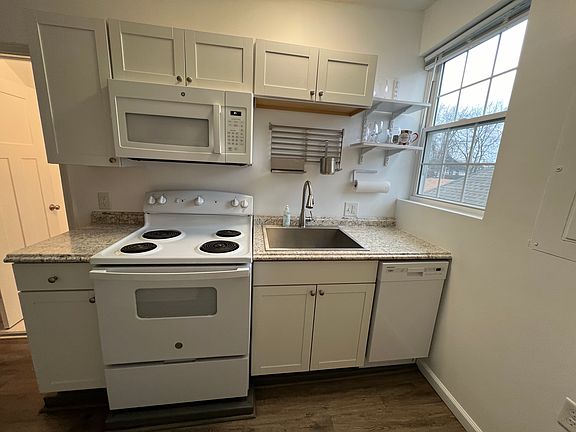 2nd image of 2132 Bellefontaine St #B