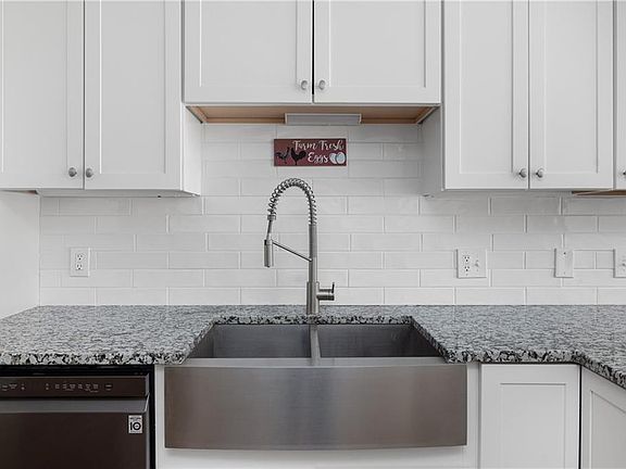 3rd image of 193 Pine Glen Dr