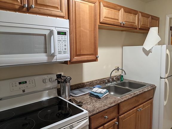 5th image of 159 Grove St APT 2
