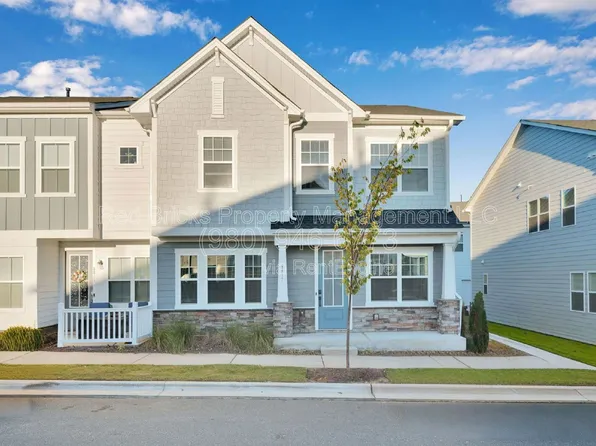 8817 Arrington Hall Dr, Charlotte, NC 28215