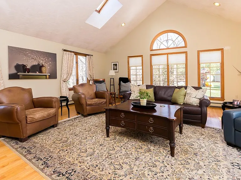 135 Lauricella Ln — Photo 6
