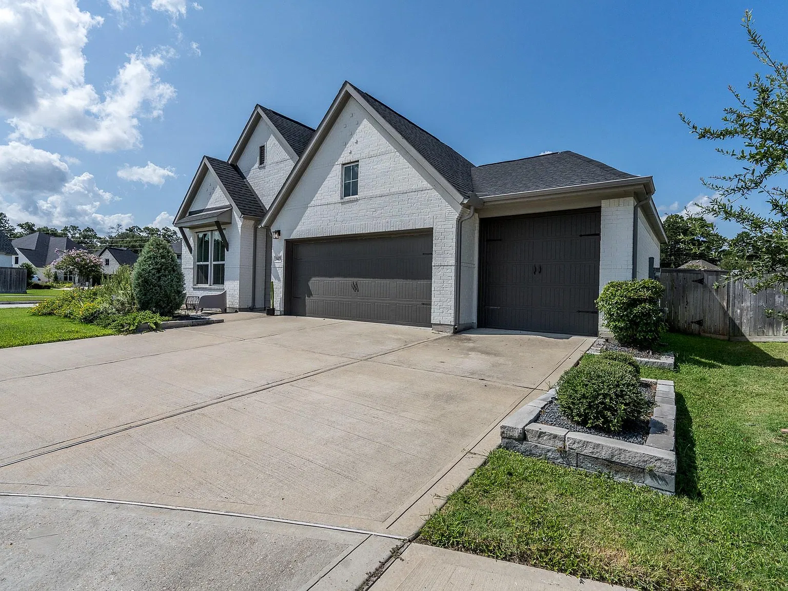 3 bed, 3.0 bath, 2031 sqft, $2,850 — Photo 2