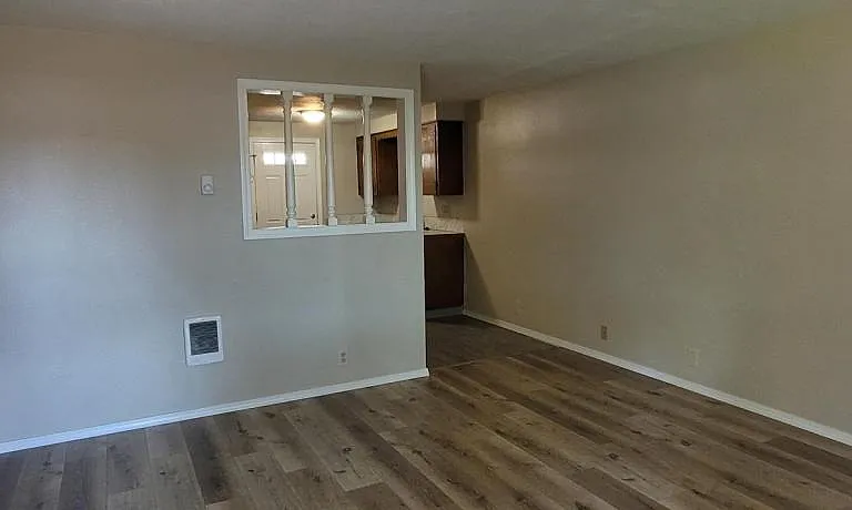 274 SE Kingwood Ave — Photo 2