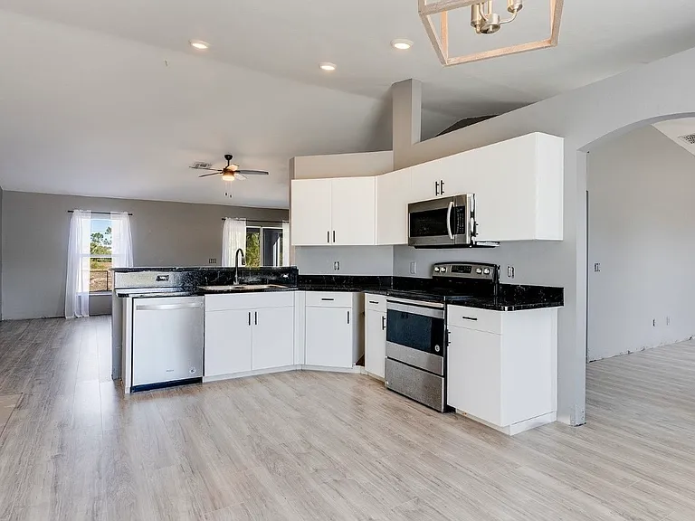 4305 NE 20th Pl — Photo 19