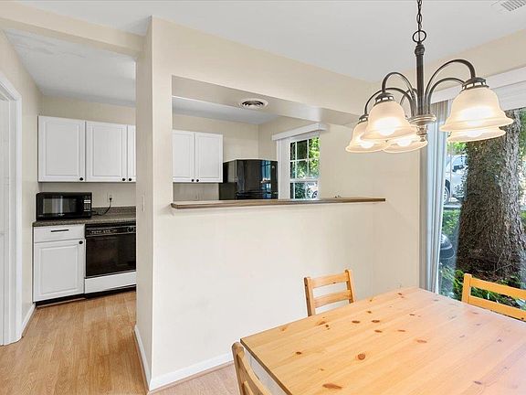 4th image of 460 Charles St #460