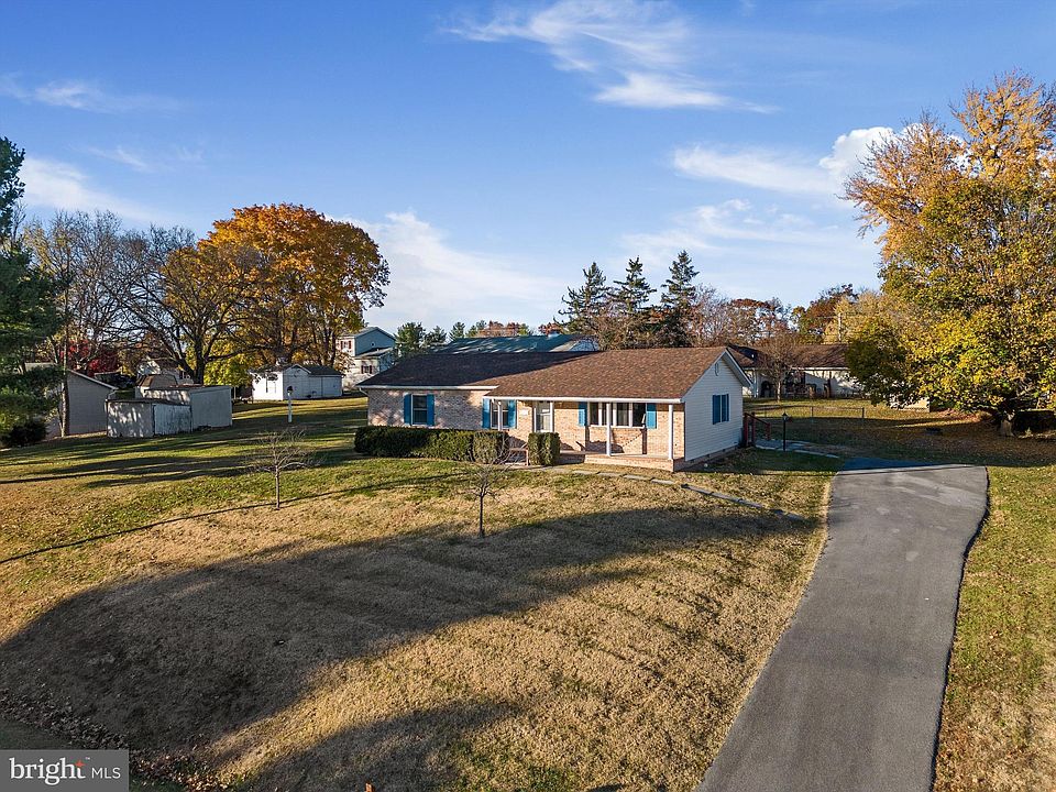 1st image of 111 Pebble Brook Ln