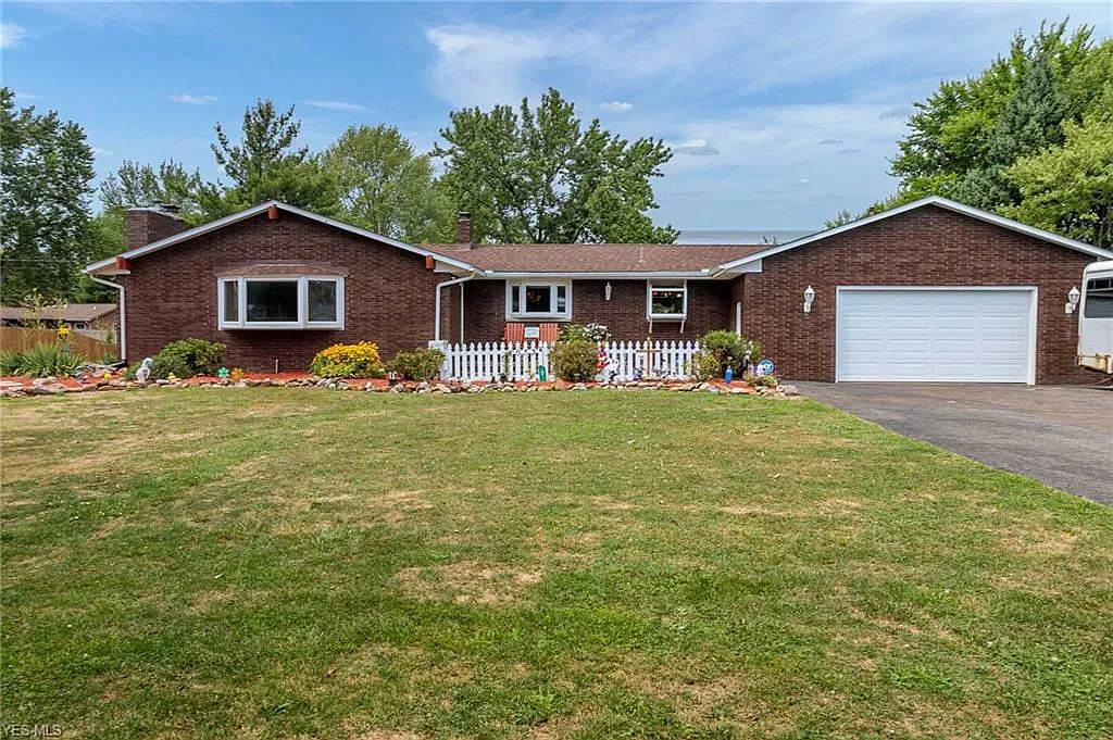 4033 Laurel Rd photo 1