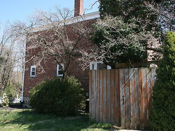 End unit, side of house and gate