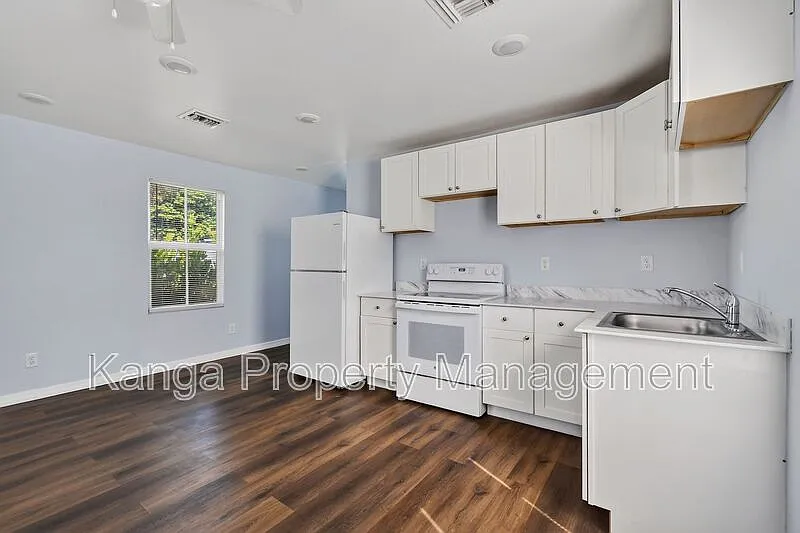 2 bed, 1.0 bath, $1,600 — Photo 2