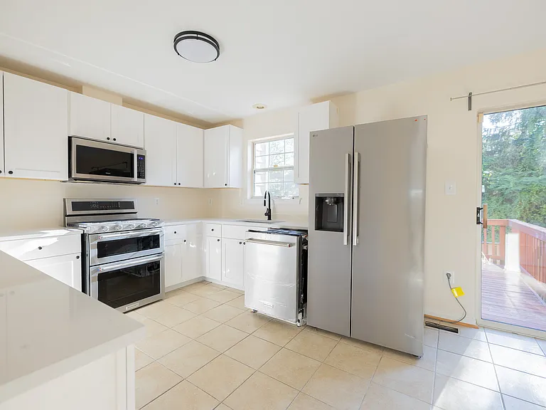 12866 Hyannis Ln — Photo 2