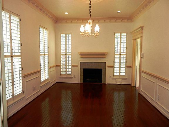  Big dinning room for the table and hutch. Great Lease Home!