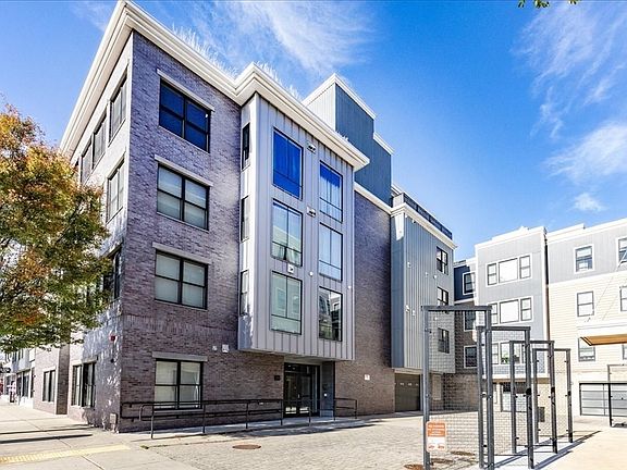 2nd image of 150 W Broadway #418
