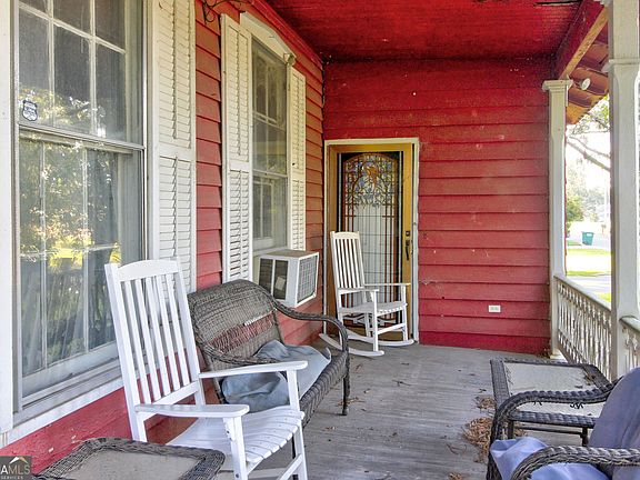 4th image of 602 Magnolia St