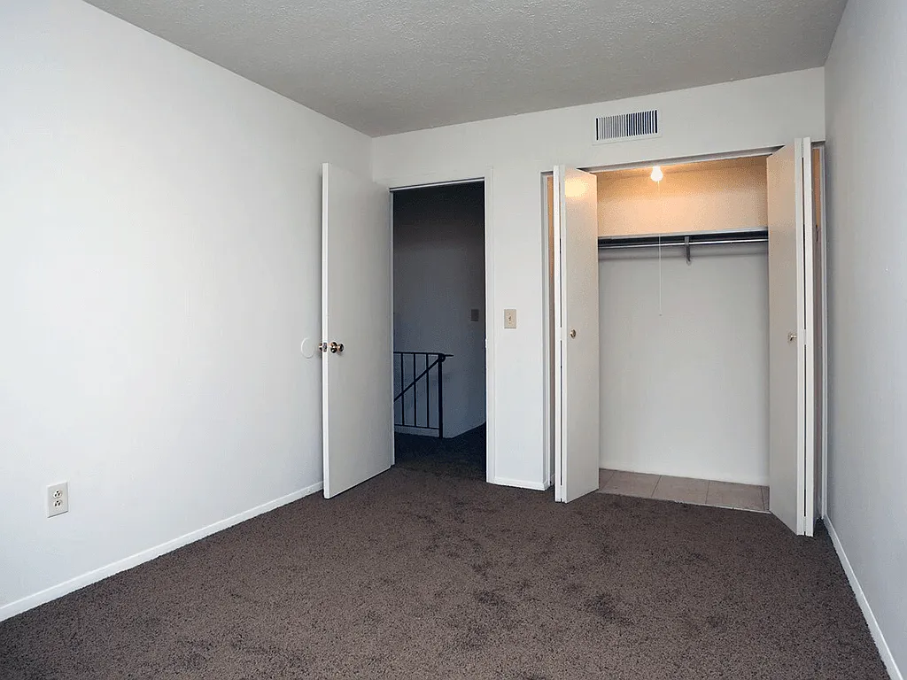 Park Avenue West Apartments and Townhomes — Photo 2