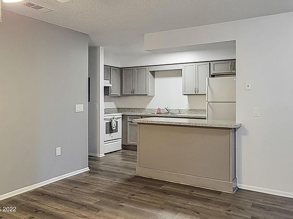 5th image of 1352 Westover St #104