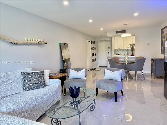 5th image of 230 Lakeview Dr APT 102
