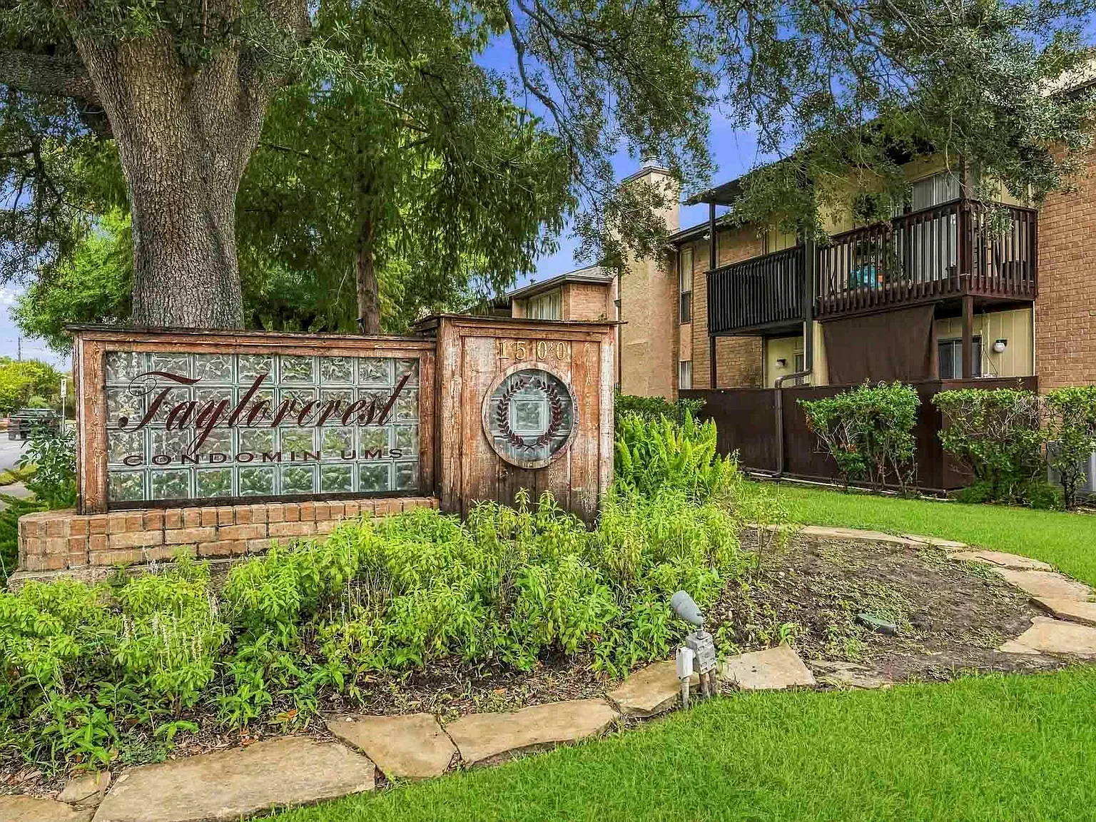 1 bed, 1.0 bath, 698 sqft, $925 — Photo 2