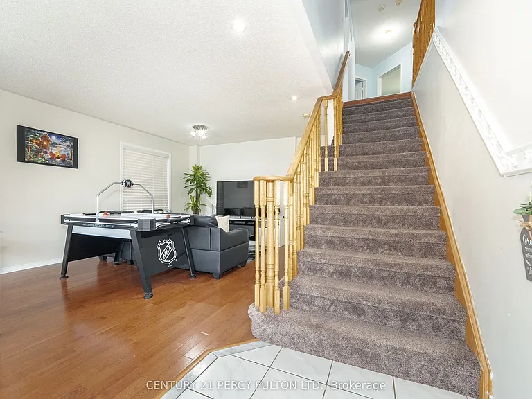 71 Armitage Cres — Photo 5