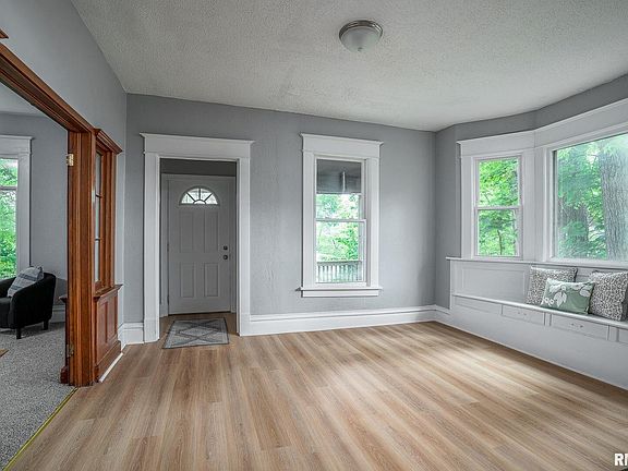 2nd image of 534 Lincoln Ct