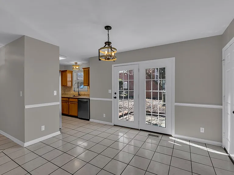 62 Eastgate Cir — Photo 4