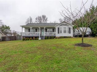 8 Hawthorne Ln, Thomasville, NC 27360