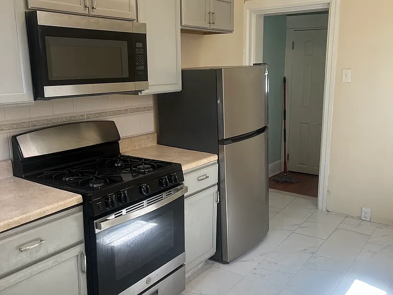 634 W Indiana Ave — Photo 4