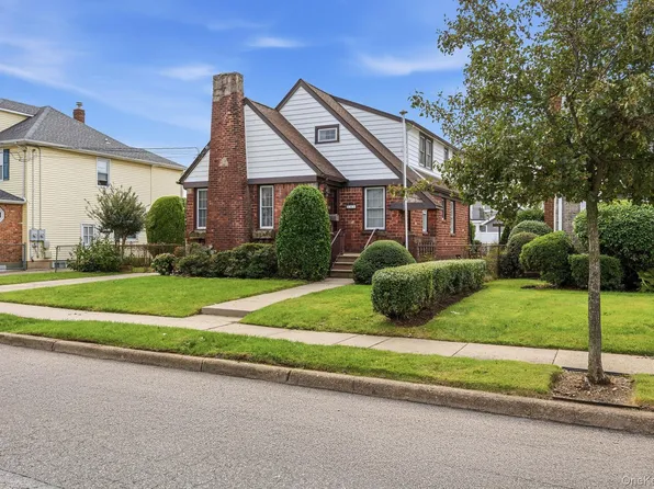 135 Fairfield Avenue, Mineola, NY 11501