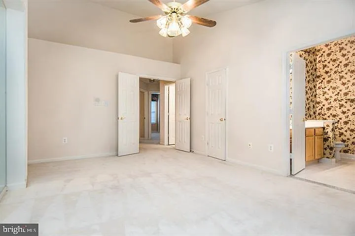 8359 Regal Oak Ct — Photo 17