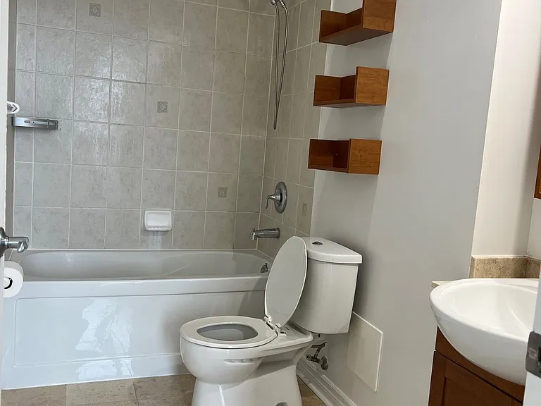 18 Holmes Ave #1402 — Photo 5