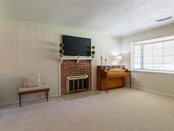 4th image of 735 Greenleaf Dr