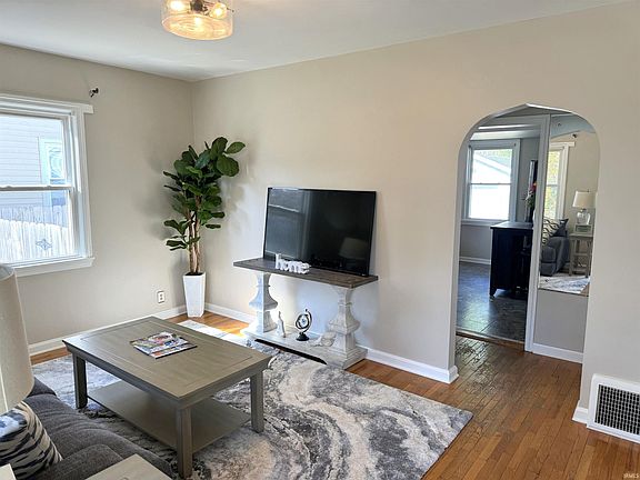 4th image of 204 N Kelsey Ave