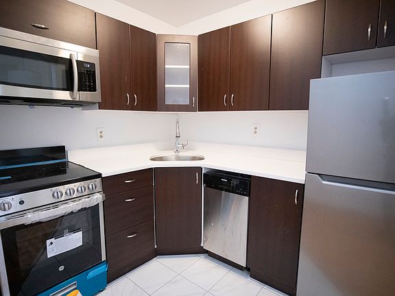 4th image of 220 W 14th St APT 4D