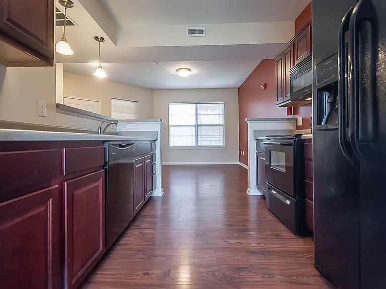 Tenth & College Horizons Apartments — Photo 44