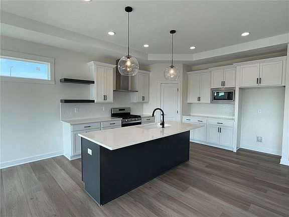 4th image of 880 NW Sandy Hollow Cir