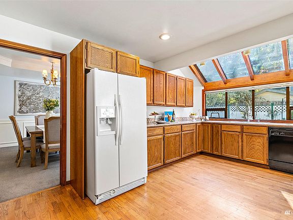 4th image of 4125 211th Pl NE