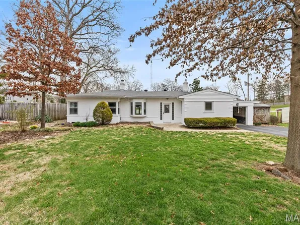 9422 Parklind Dr, Saint Louis, MO 63126