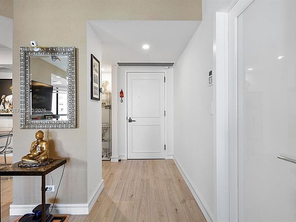4th image of 20191 E Country Club Dr APT 1903