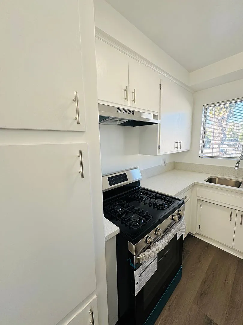 492-1230 N. Mansfield Ave. — Photo 4
