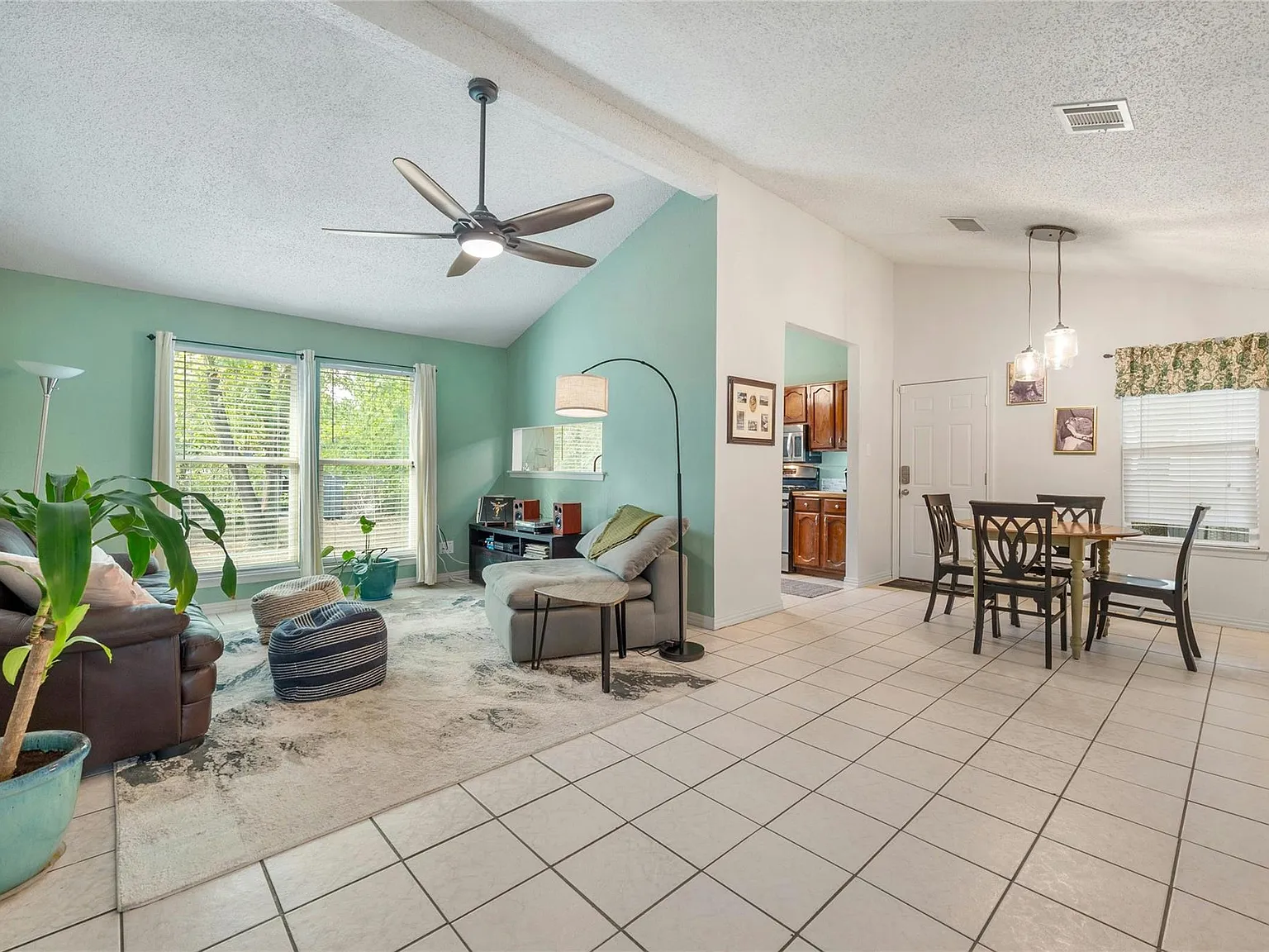 3 bed, 1.5 bath, 1437 sqft, $1,850 — Photo 3