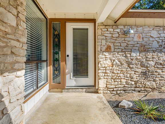 4th image of 640 Crest Lane