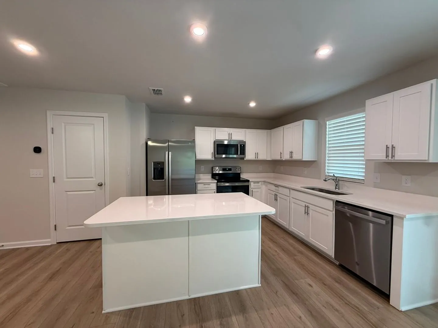 Modern 3-Bedroom Townhome in Arden Woods — Photo 4