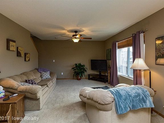 3rd image of 820 SE Westgate Dr